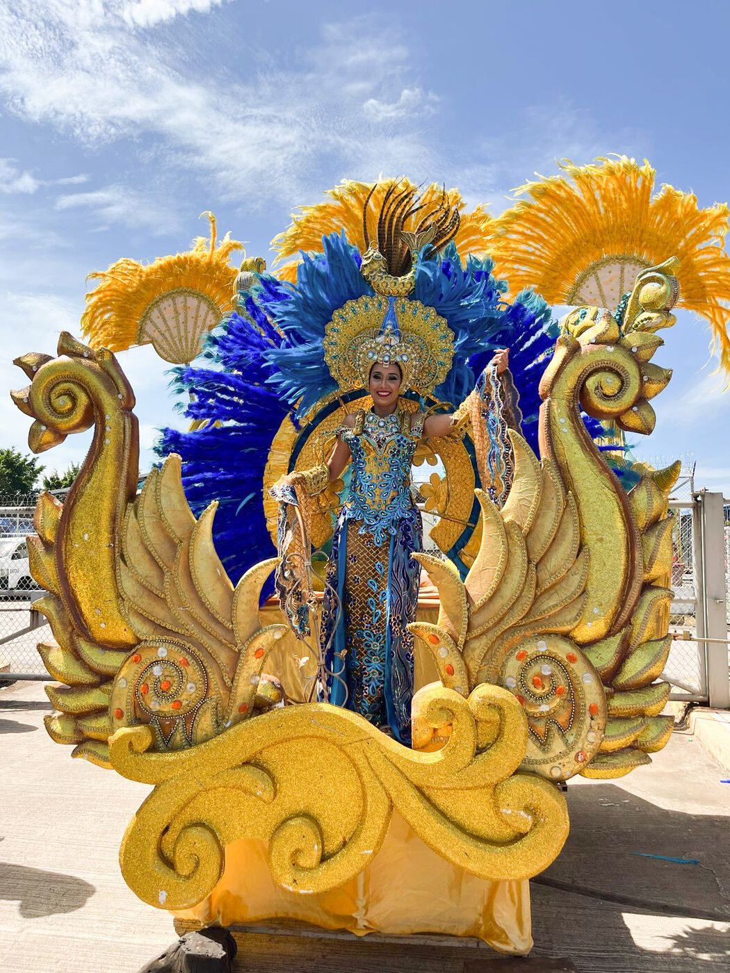 Reina de carnaval sobre carruaje azul y dorado de Carnavia