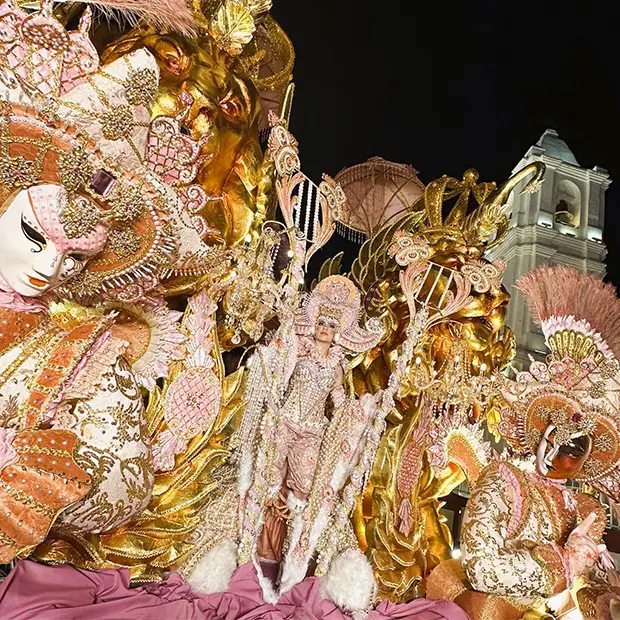 Reina de carnaval con vestido de fantasía de Carnavia